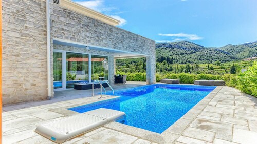 Villa Luxoria - for 10 guests with 4 bedrooms, a private pool and a spa by MyWaycation