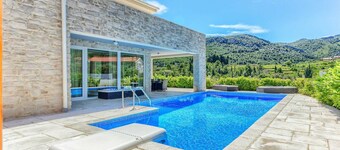 Villa Luxoria - for 10 guests with 4 bedrooms, a private pool and a spa by MyWaycation