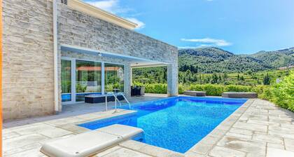 Villa Luxoria - for 10 guests with 4 bedrooms, a private pool and a spa by MyWaycation