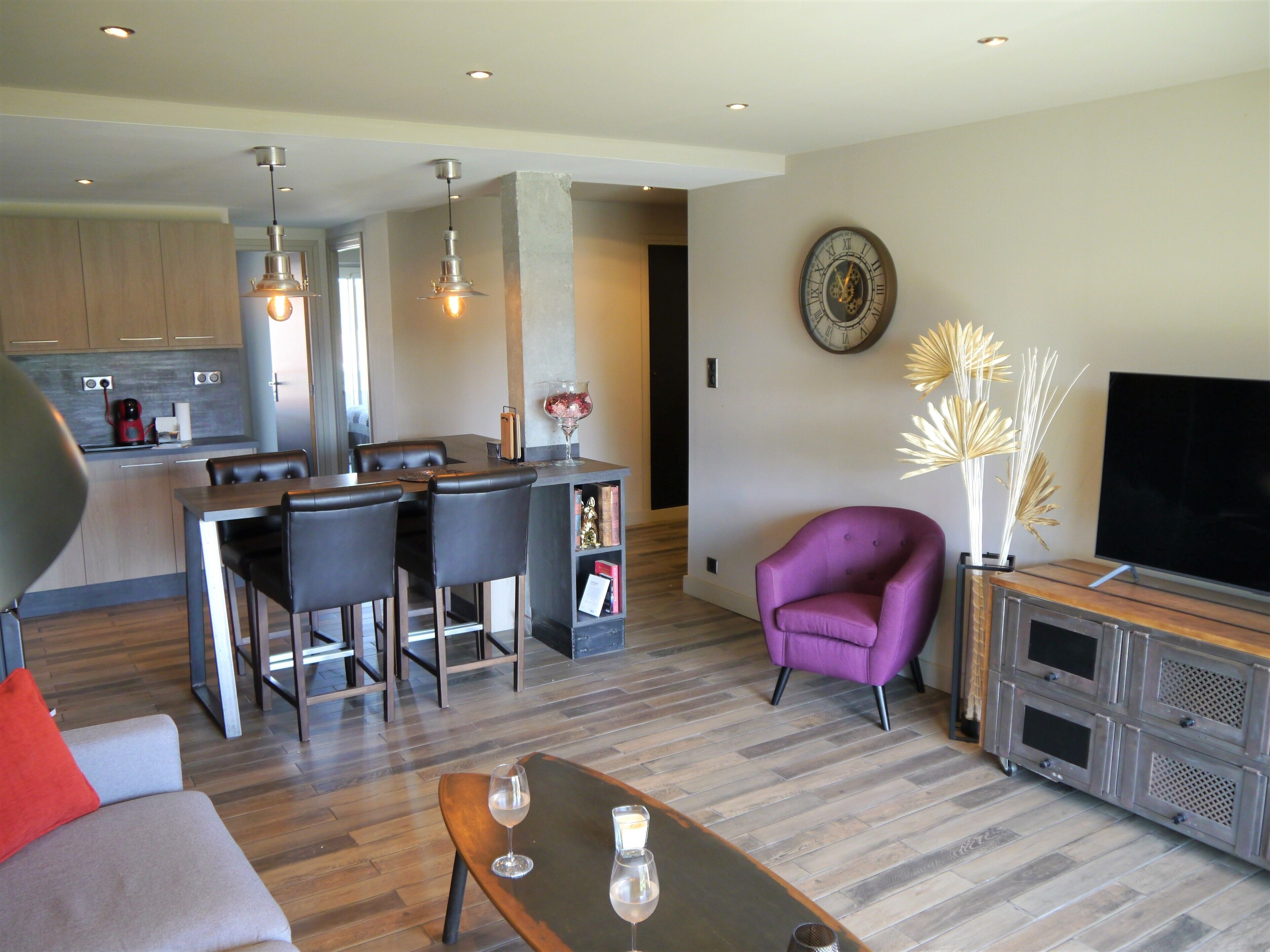 Stylish apartment with 2 balconies and views, last floor