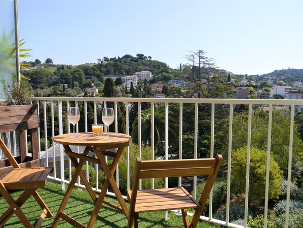 Outdoor dining - Stylish T3 apartment with two balconies and view, top floor (Le Cannet)