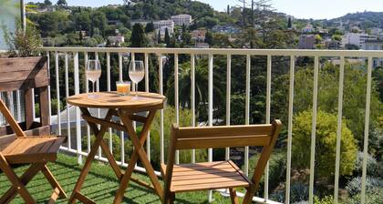 Stylish T3 apartment with two balconies and view, top floor