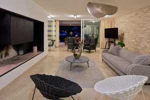 Télévision, cheminée