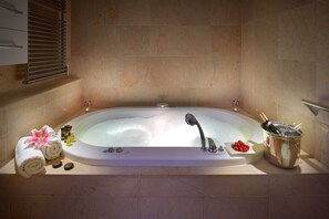 Douche, sèche-cheveux, serviettes fournies