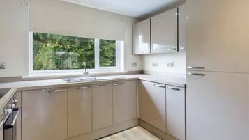 Apartemen | Dapur pribadi | Lemari es, microwave, oven, dan kompor