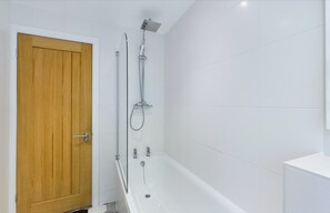 Appartement | Salle de bain | Douche, serviettes fournies, shampoing