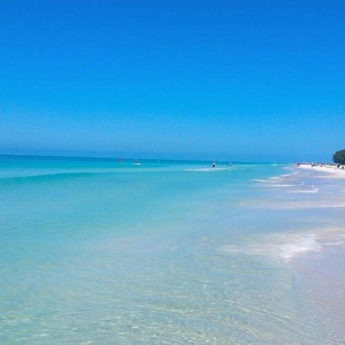 Beach Breeze- 6 bedroom pool/spa one min to the beach by Beach House Real Estate