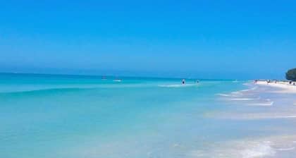 Beach Breeze- 6 bedroom pool/spa one min to the beach by Beach House Real Estate