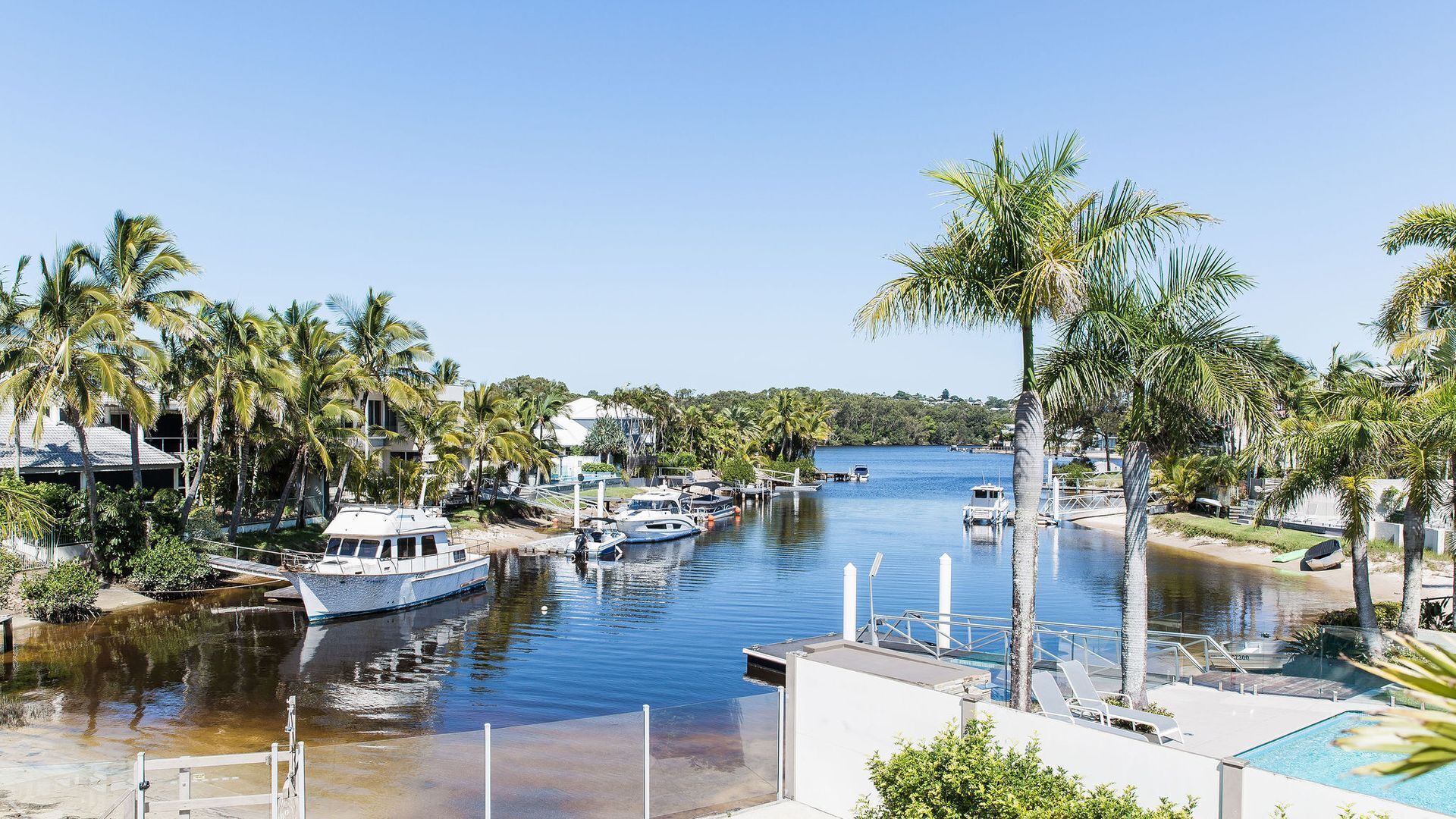 Noosa Terrace 7 - beach, river, pool, cafes & restaurants  - location and style.