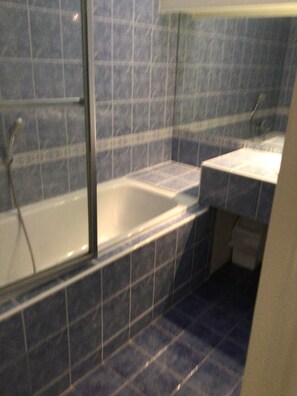Een bad/douchecombinatie