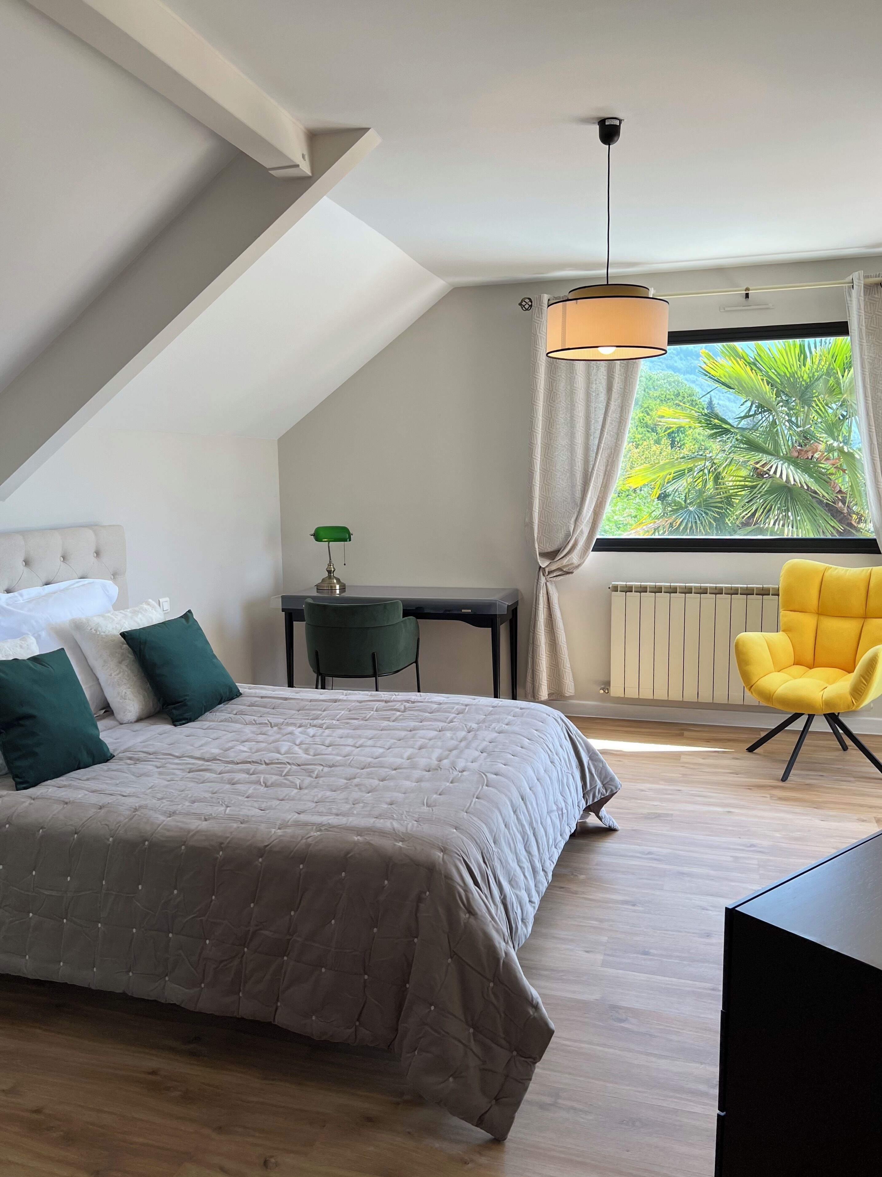 Magnificent villa with lake and mountain view