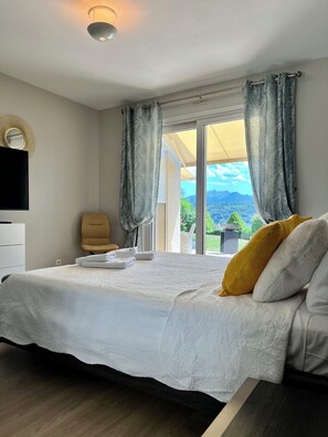 4 bedrooms, desk, iron/ironing board, travel cot