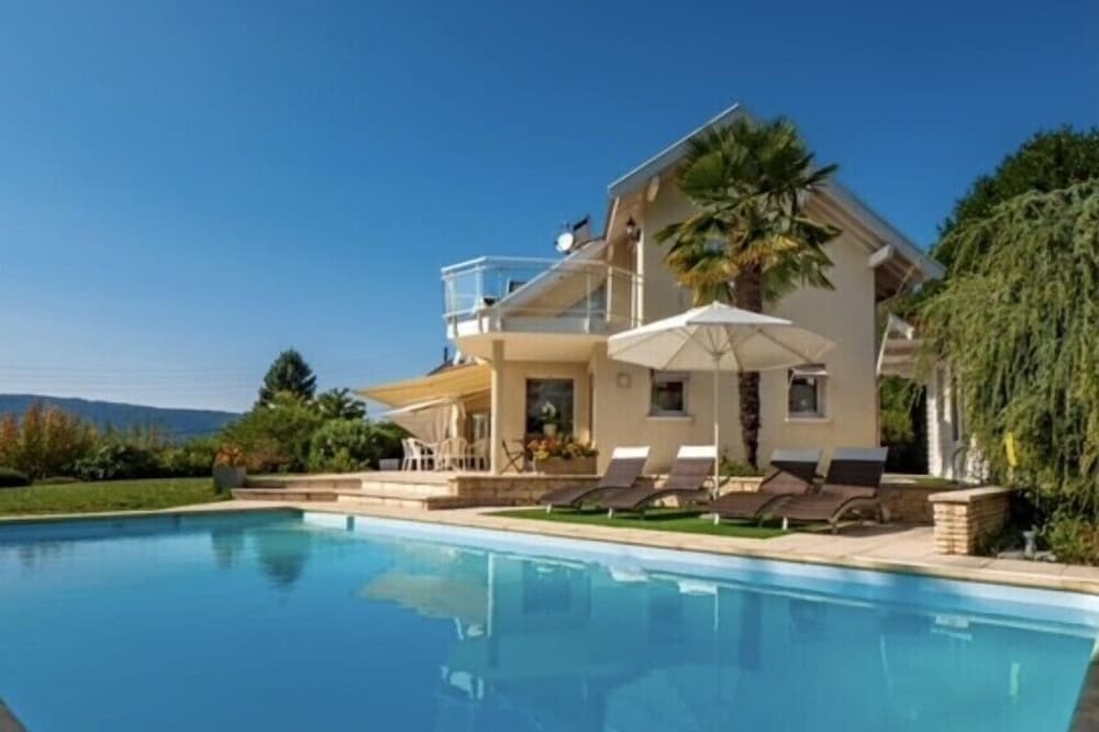Magnificent villa with lake and mountain view