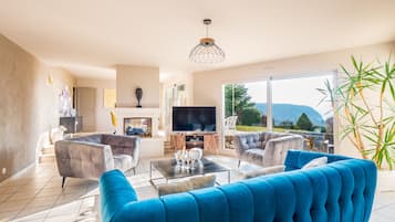 TV connectée, cheminée, lecteur de DVD, chaîne hi-fi