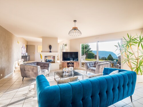 Magnificent 5-star villa with lake and mountain views, air-conditioned