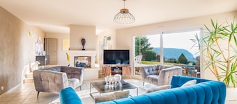 Magnificent 5-star villa with lake and mountain views, air-conditioned