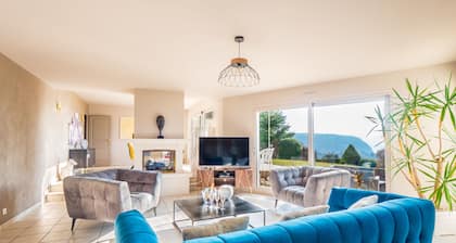 Magnificent 5-star villa with lake and mountain views, air-conditioned