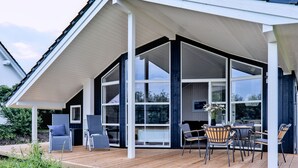 Outdoor dining - Holiday home with a Scandinavian flair in a quiet location with covered terrace (Dreschvitz)