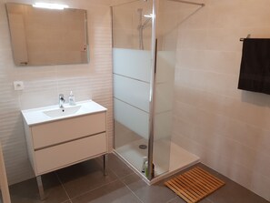 Douche, sèche-cheveux, serviettes fournies, savon