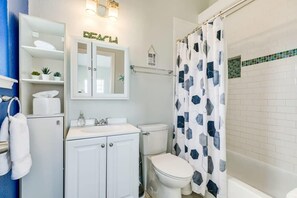 Tina, secadora de cabello, toallas 