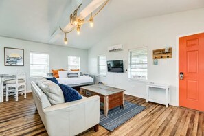 TV, offices - Sun & Salt Beach Pad – Cozy, Cute, & Tail-Wagging Approved! (Surfside Beach)