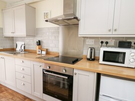 Casa de campo | Cocina privada | Frigorífico, hervidor eléctrico, tostadora y utensilios de cocina