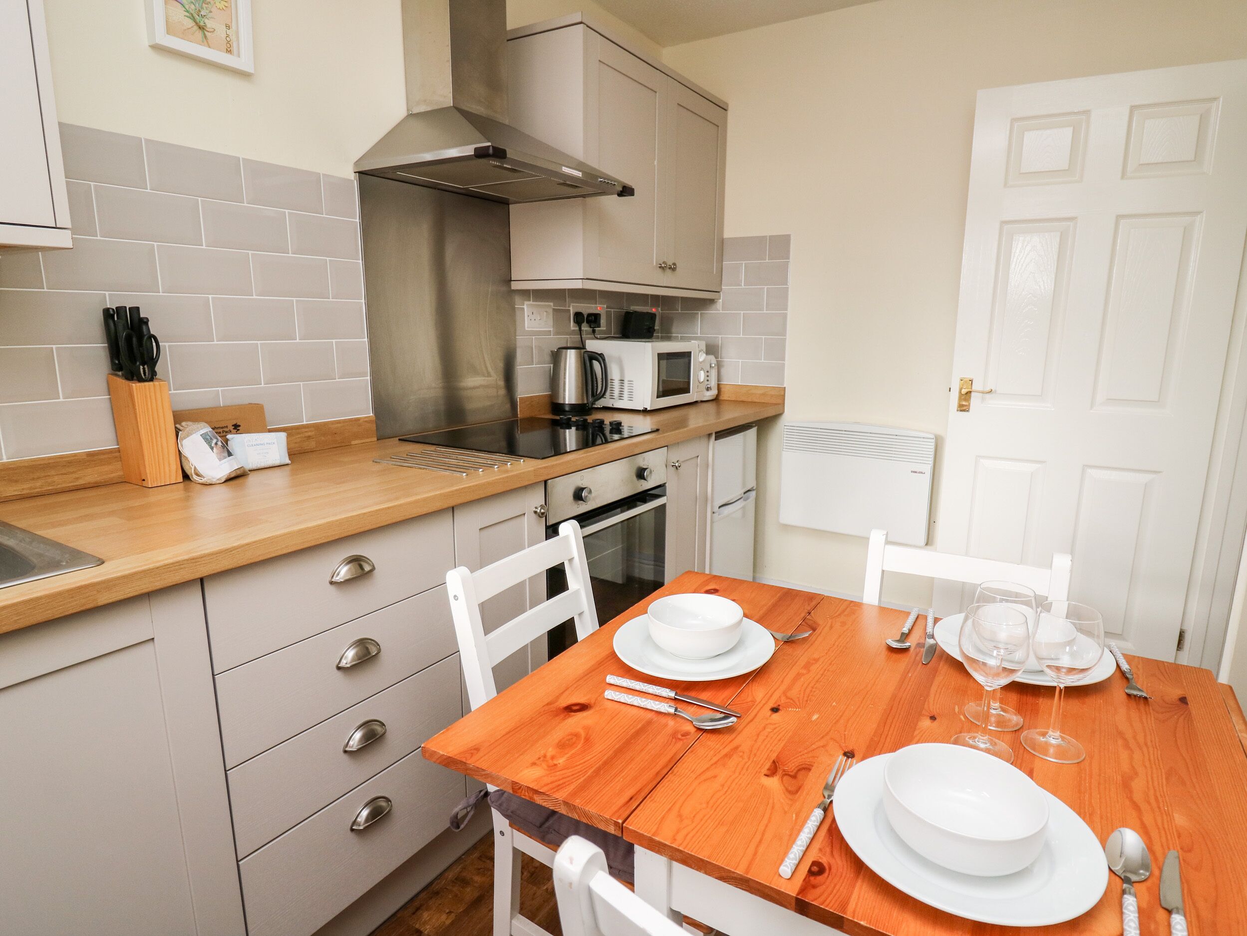 Cottage | Private kitchen | Fridge, microwave, electric kettle, toaster