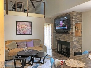 Smart TV, fireplace - Golf Course Retreat in Rumbling Bald w Fire Pit, Loft + Private Guest Suite (Lake Lure)