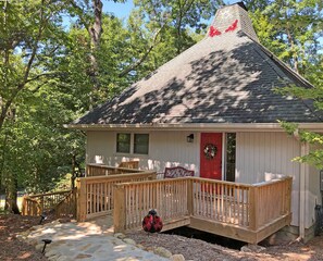 Exterior - Golf Course Retreat in Rumbling Bald w Fire Pit, Loft + Private Guest Suite (Lake Lure)