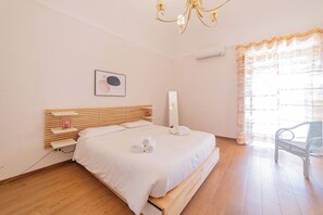 3 habitaciones, tabla de planchar con plancha y cuna de viaje