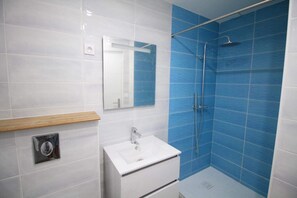 Shower, hair dryer, toilet paper - SEA VIEW DUPLEX with balcony and heated swimming pool  (Penmarc'h)