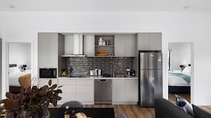 Frigorifero, forno, piano cottura, lavastoviglie