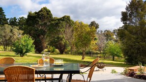 Outdoor dining - Brandy Hot Forest Retreat - 16 guests | Free Wifi (Eganstown)