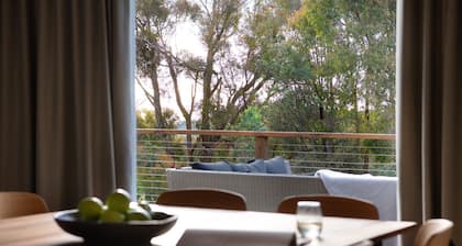 Acacia House - Five Bedroom, Five Bathroom Country home with WIFI