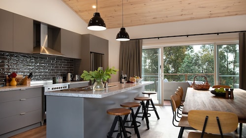 Acacia House - Five Bedroom, Five Bathroom Country home with WIFI