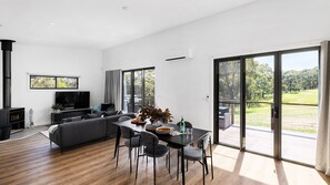 Smart TV, fireplace