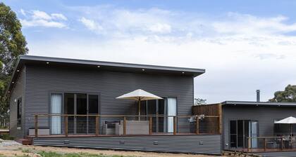 Banksia Villa- Modern two bedroom Villa with country views