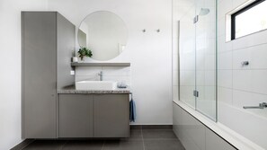 Bathtub, towels - Banksia Villa- Modern two bedroom Villa with country views (Eganstown)