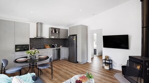 Interior - Clematis Villa - Modern couples retreat with bath and views (Eganstown)