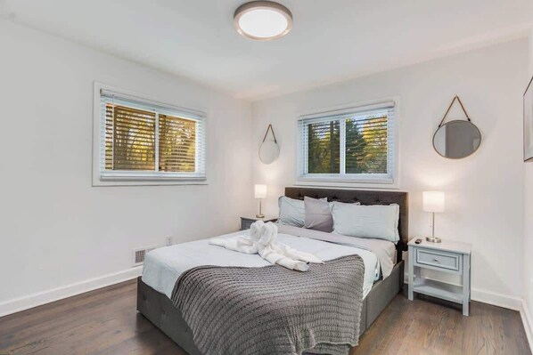 5 bedrooms, iron/ironing board, WiFi, bed sheets