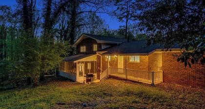 Spacious Decatur Home Sleeps 12, Work-Ready