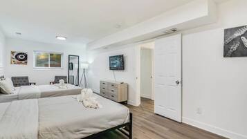 5 bedrooms, iron/ironing board, WiFi, bed sheets