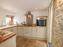 Cottage | Private kitchen | Fridge, dishwasher, electric kettle, toaster