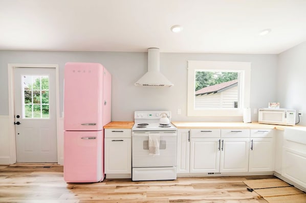 Refrigerador, microondas, horno y parrilla de estufa