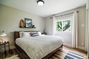 3 habitaciones, tabla de planchar con plancha y cuna de viaje