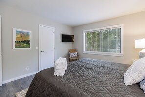 1 bedroom, iron/ironing board, free WiFi, bed sheets - 2354 Racquet Club: Spacious Pet Friendly Villa, Free Bikes, Pool, Tennis (Hilton Head Island)