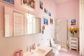 Doccia, asciugacapelli, bidet, asciugamani