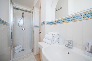 Een bad, een haardroger, een bidet, handdoeken