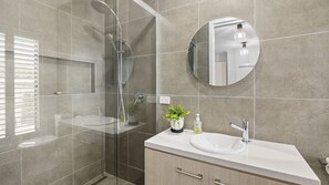 Bathtub, towels - Lowtide Five Bedroom 22 (Torquay)