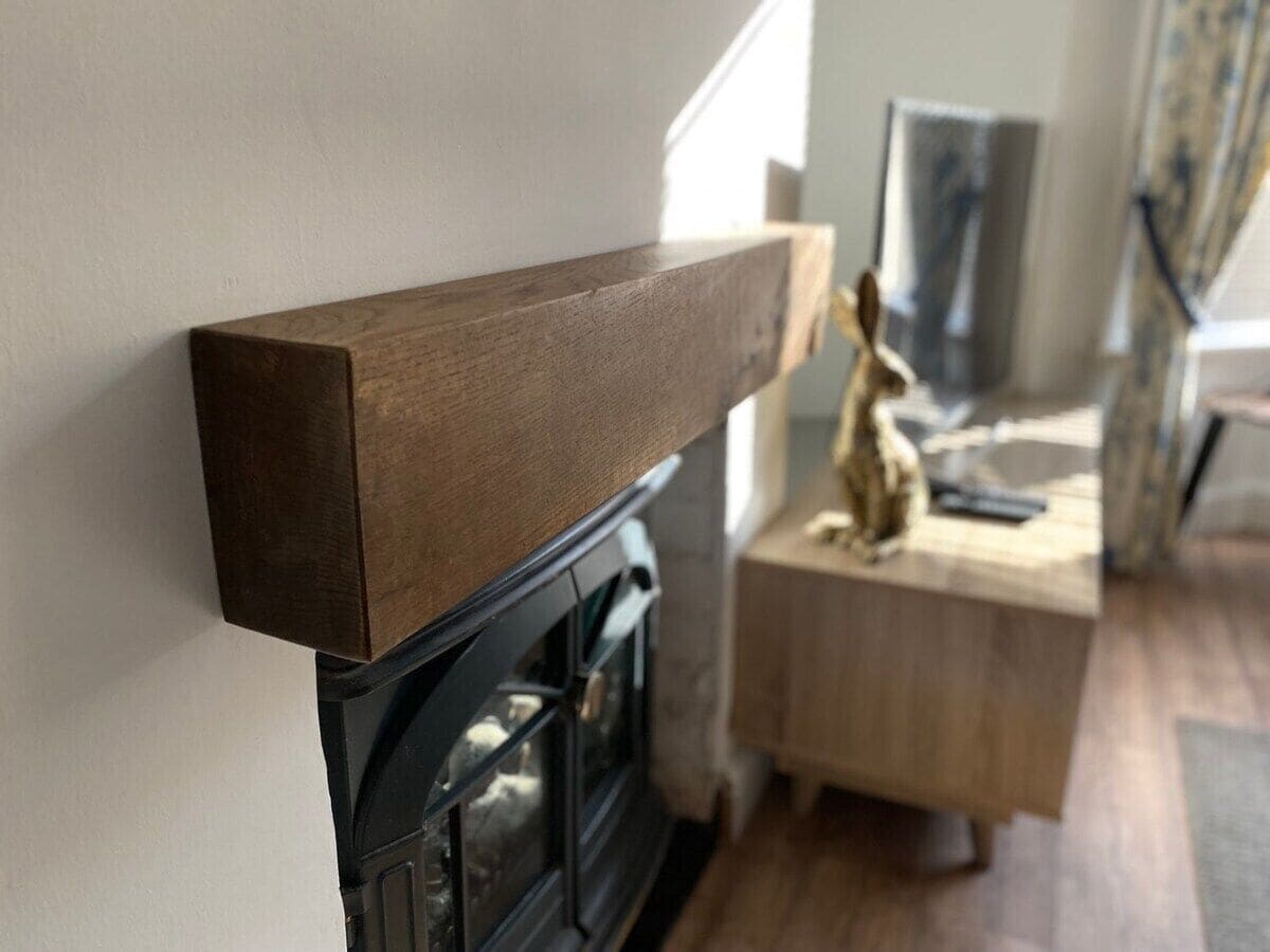 Una sala de estar moderna con chimenea, una mesa de centro de madera y una estatua decorativa.